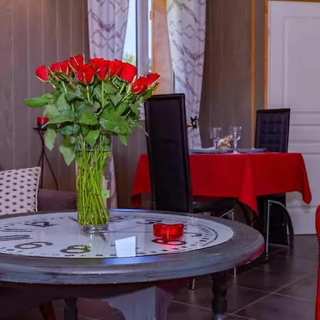 Du Rev'eaubois 住宿加早餐酒店 Larche (Correze)